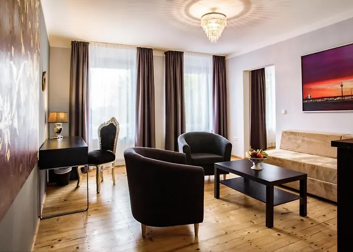 Royal Hotel *